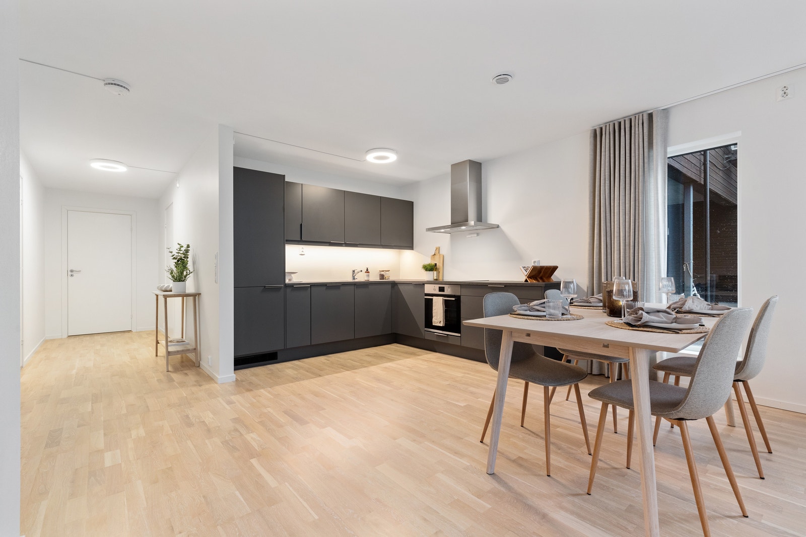 Kjøkkeninnreiing frå kvalitetsleverandøren Sigdal, med integrerte kvitevarer. Galleribilde