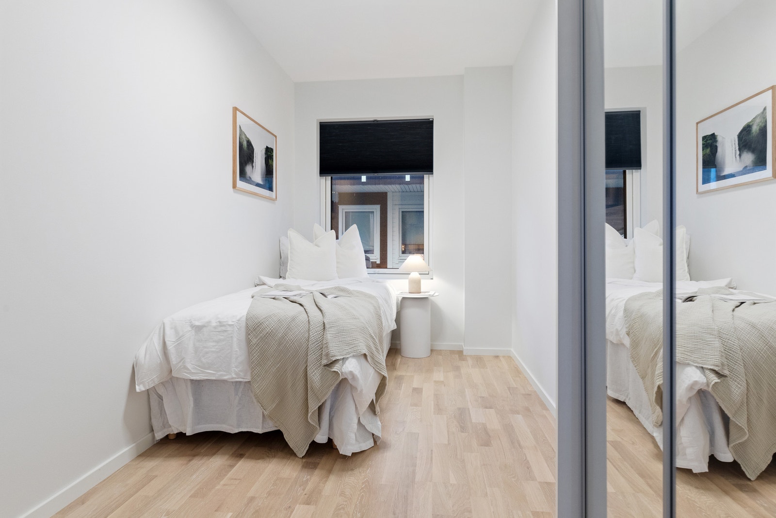 Soverom 2 har fin størrelse, med plass til m.a. seng og skyvedørsgarderobe. Galleribilde