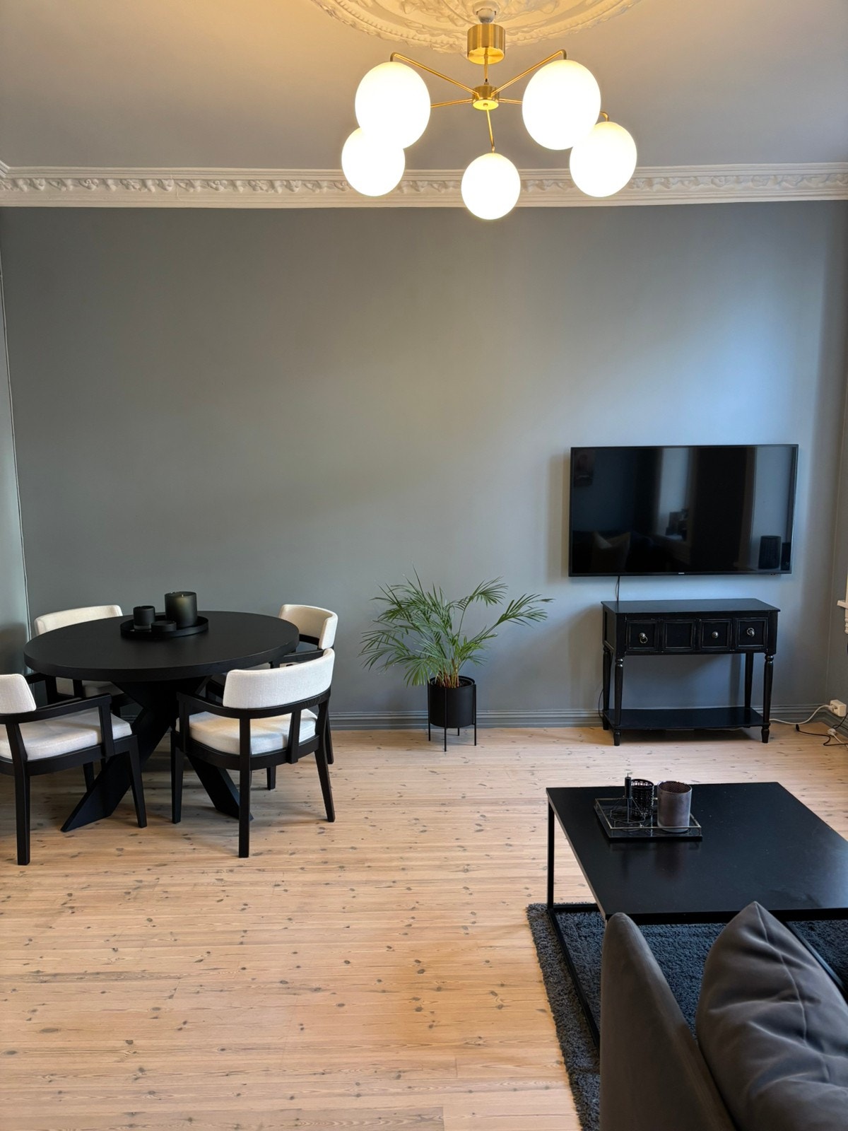 Spisebord og stoler på bildet er erstattet med andre stoler og bord Galleribilde