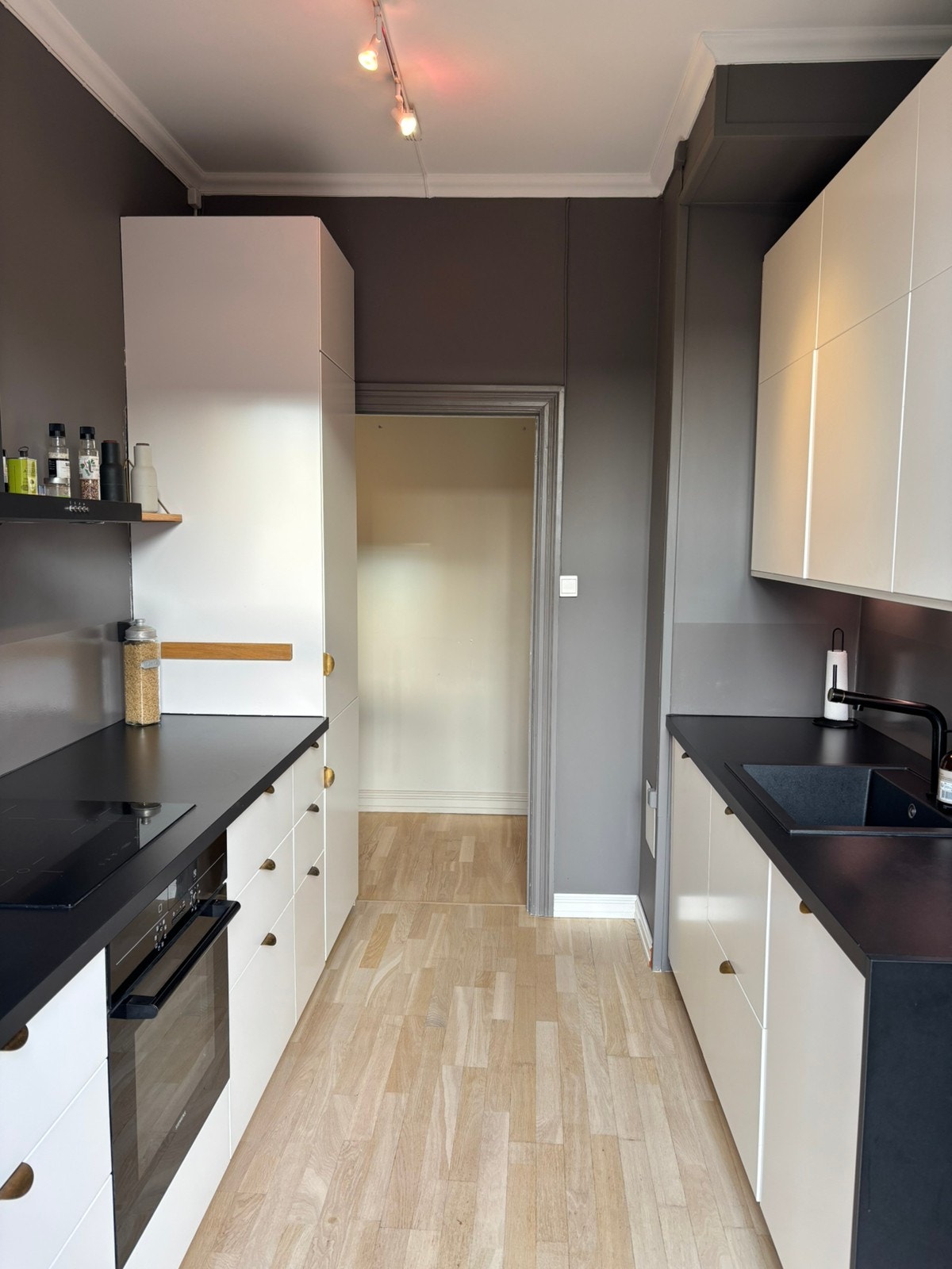 Kjøkken sett fra balkong mot gang Galleribilde