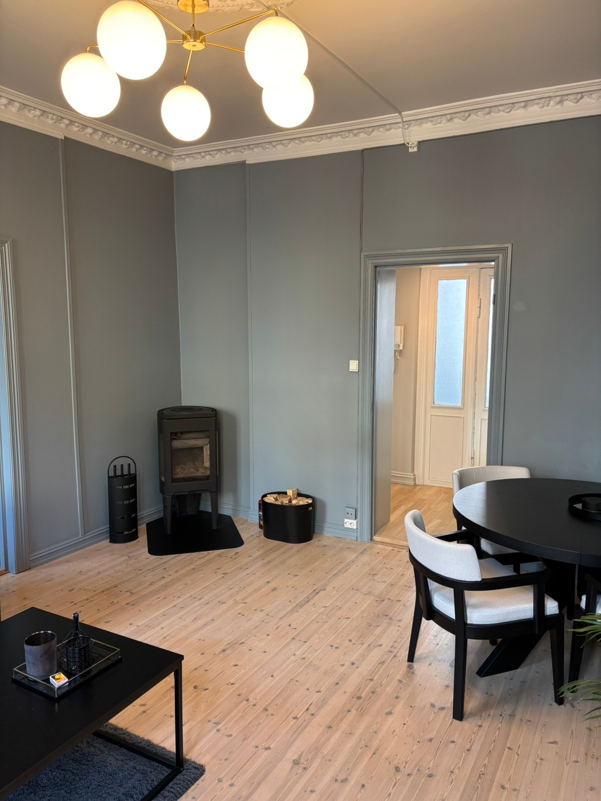 Vedovn i stue Galleribilde