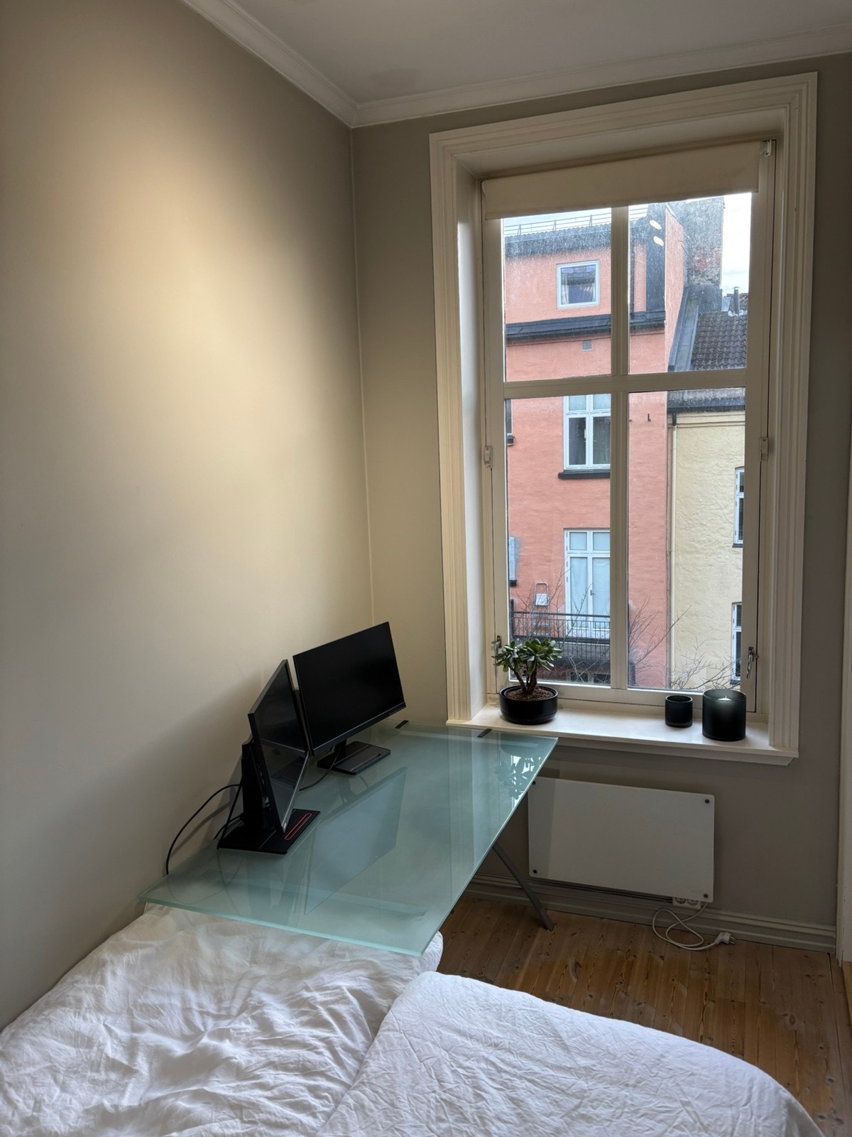 Soverom 2 som vender mot rolig bakgård Galleribilde