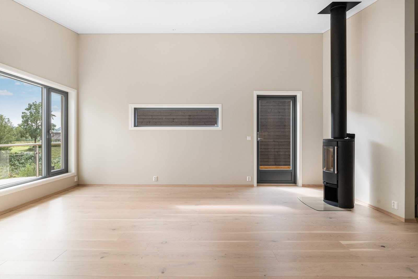 Romslig og delikat stue med flott peisovn. Galleribilde