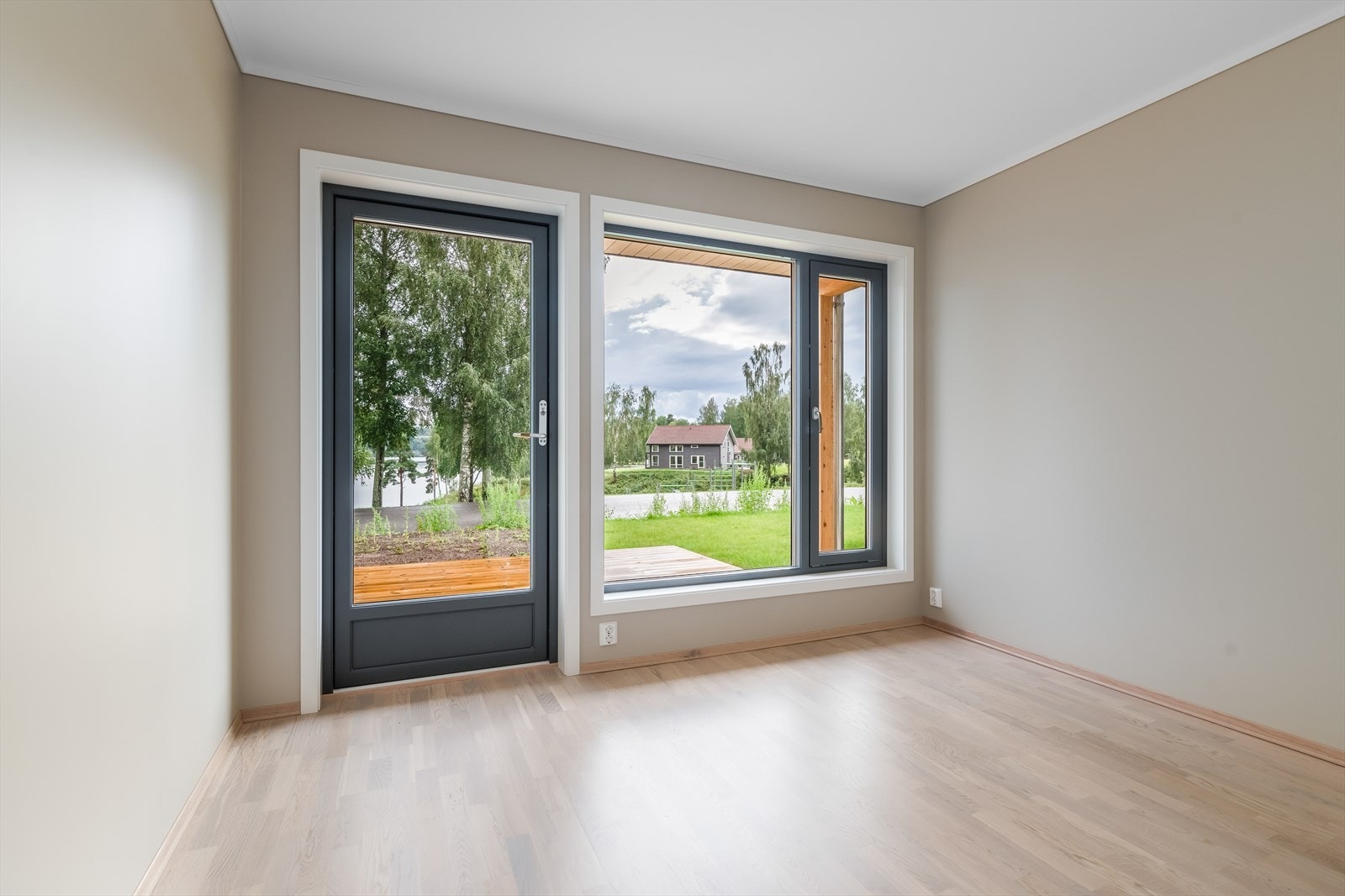 Romslig soverom med utgang til terrasse Galleribilde