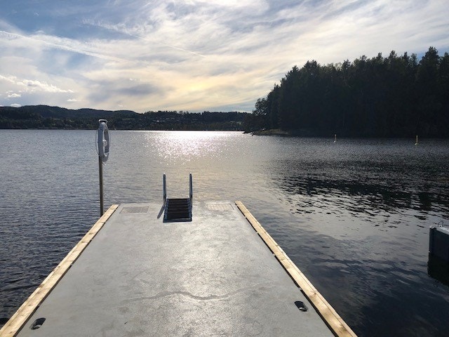 Det er badetrapp på den ytterste bryggen - Selgers bilde Galleribilde