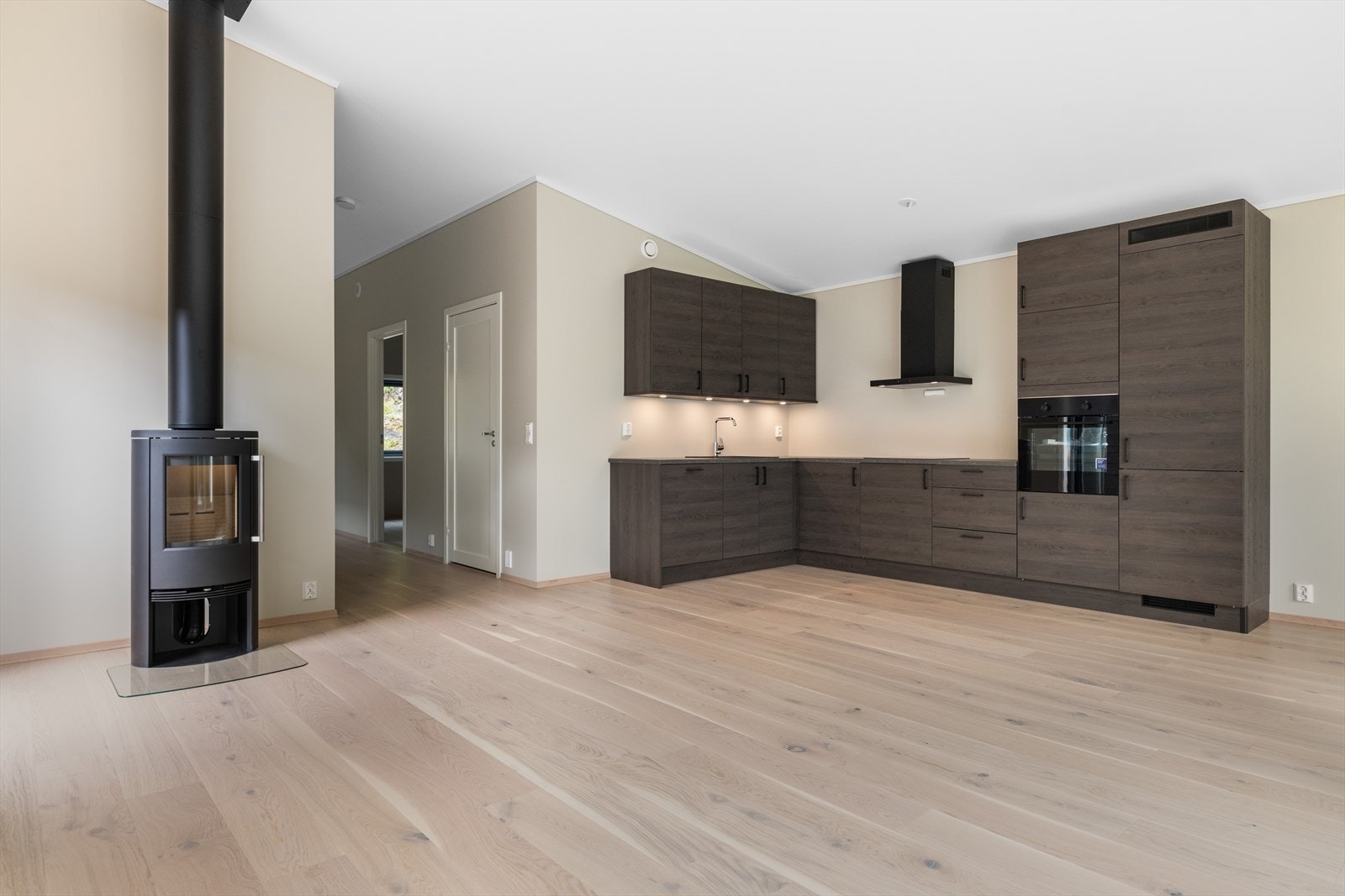 Boligen leveres med ett lekkert Strai kjøkken med integrerte hvitevarer. Galleribilde