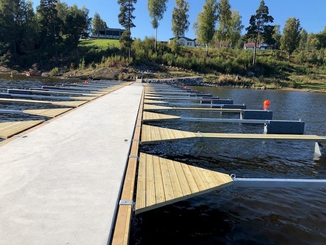 Her ser du boligen som skal selges i bakgrunnen - Selgers bilde Galleribilde