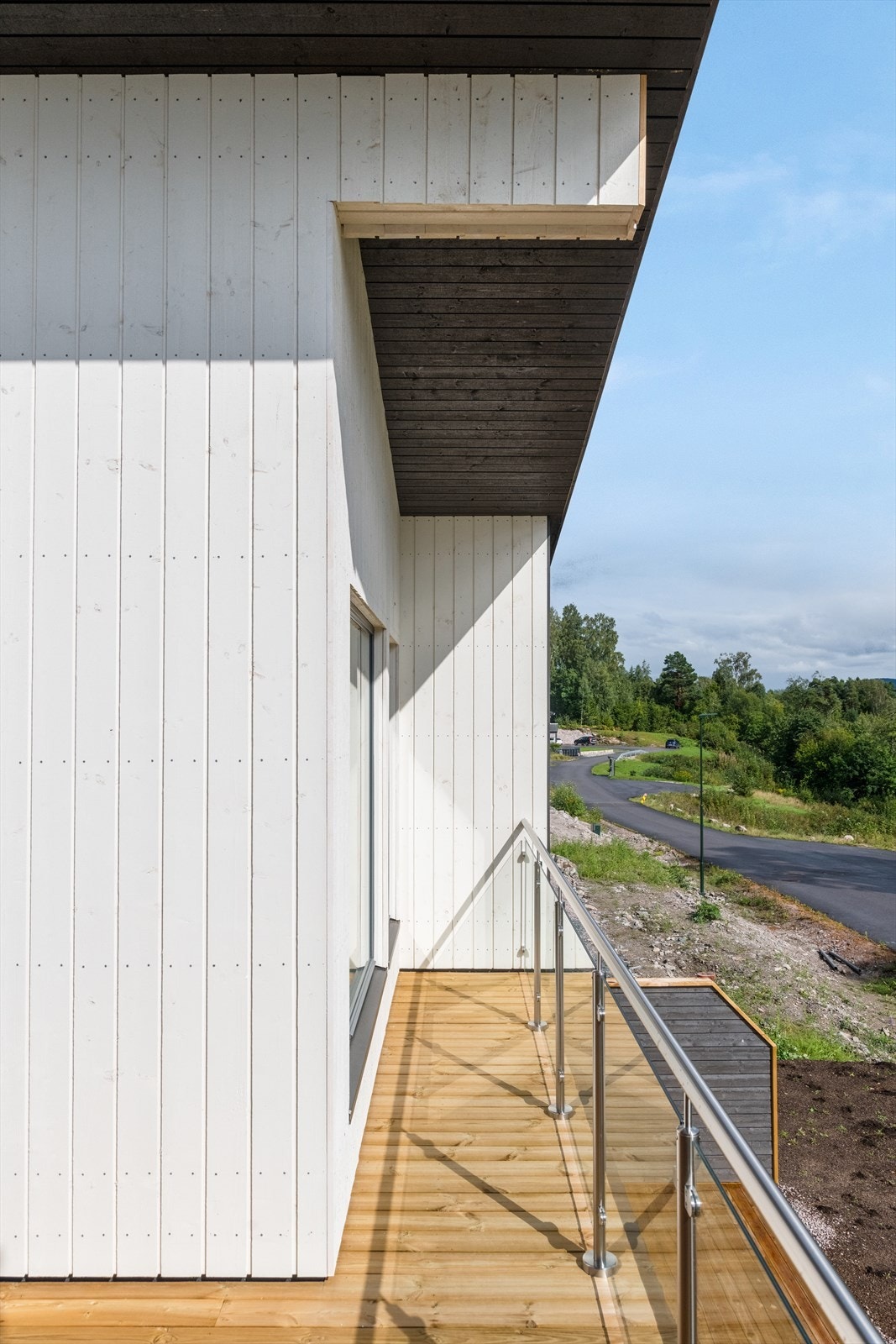 Terrassen strekker seg både langs siden og deler av frontfasaden. Galleribilde