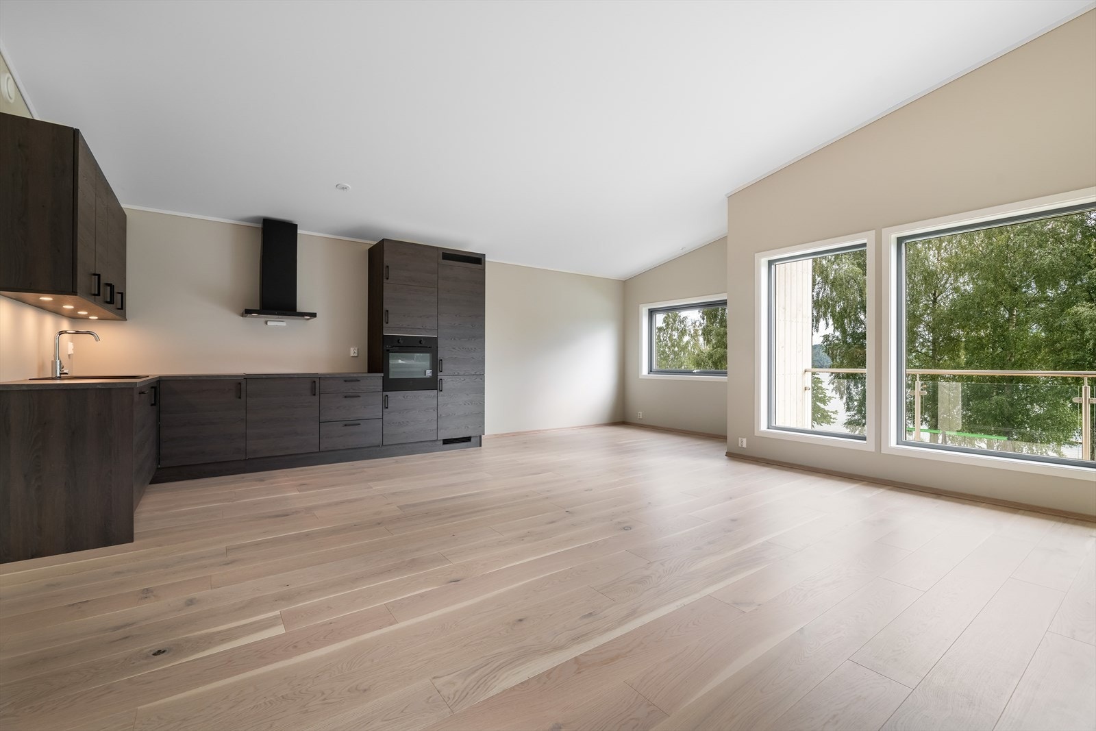 Boligen leveres med ett lekkert Strai kjøkken med integrerte hvitevarer. Galleribilde