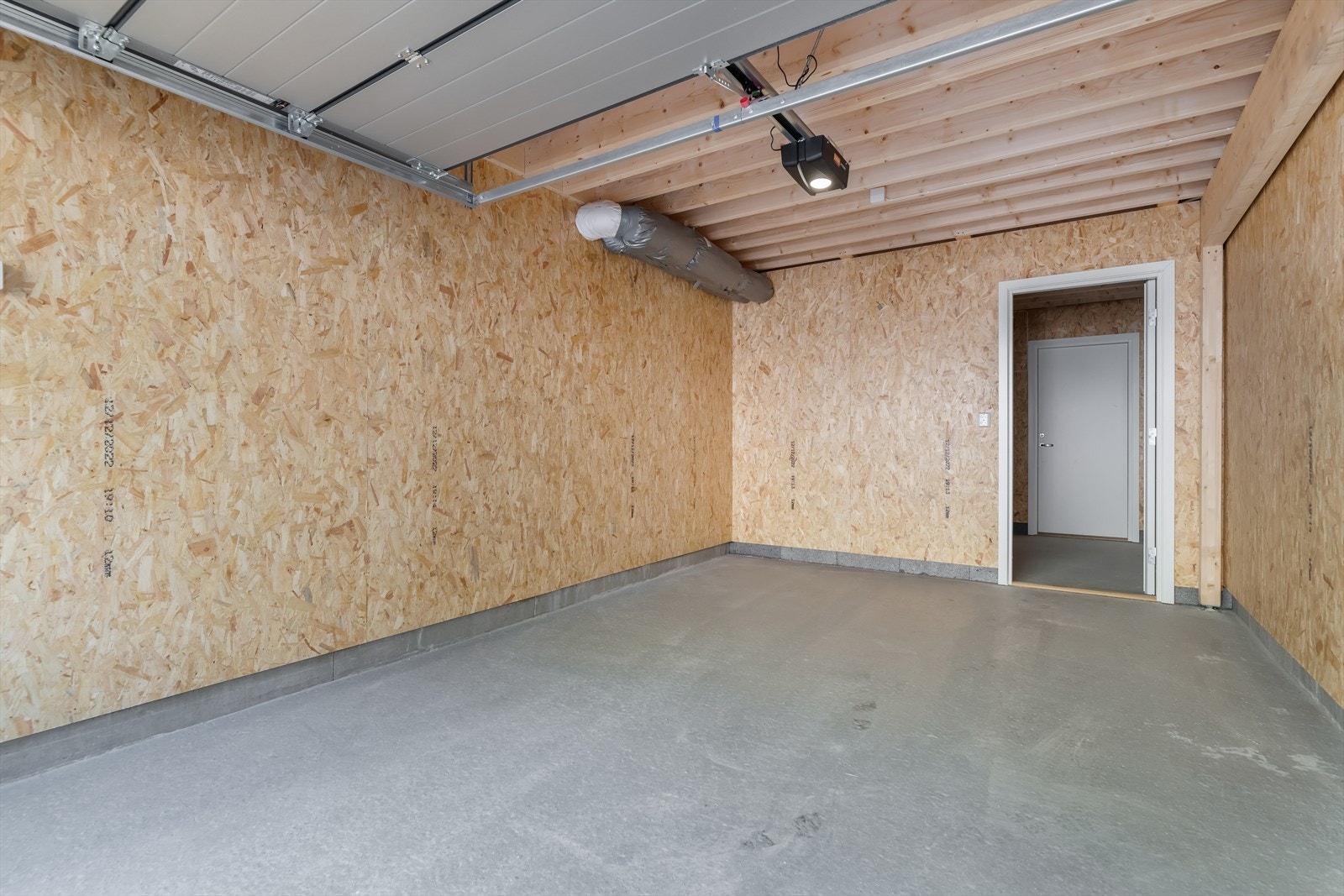 Leveres med egen garasje, med praktisk bod innenfor. Galleribilde