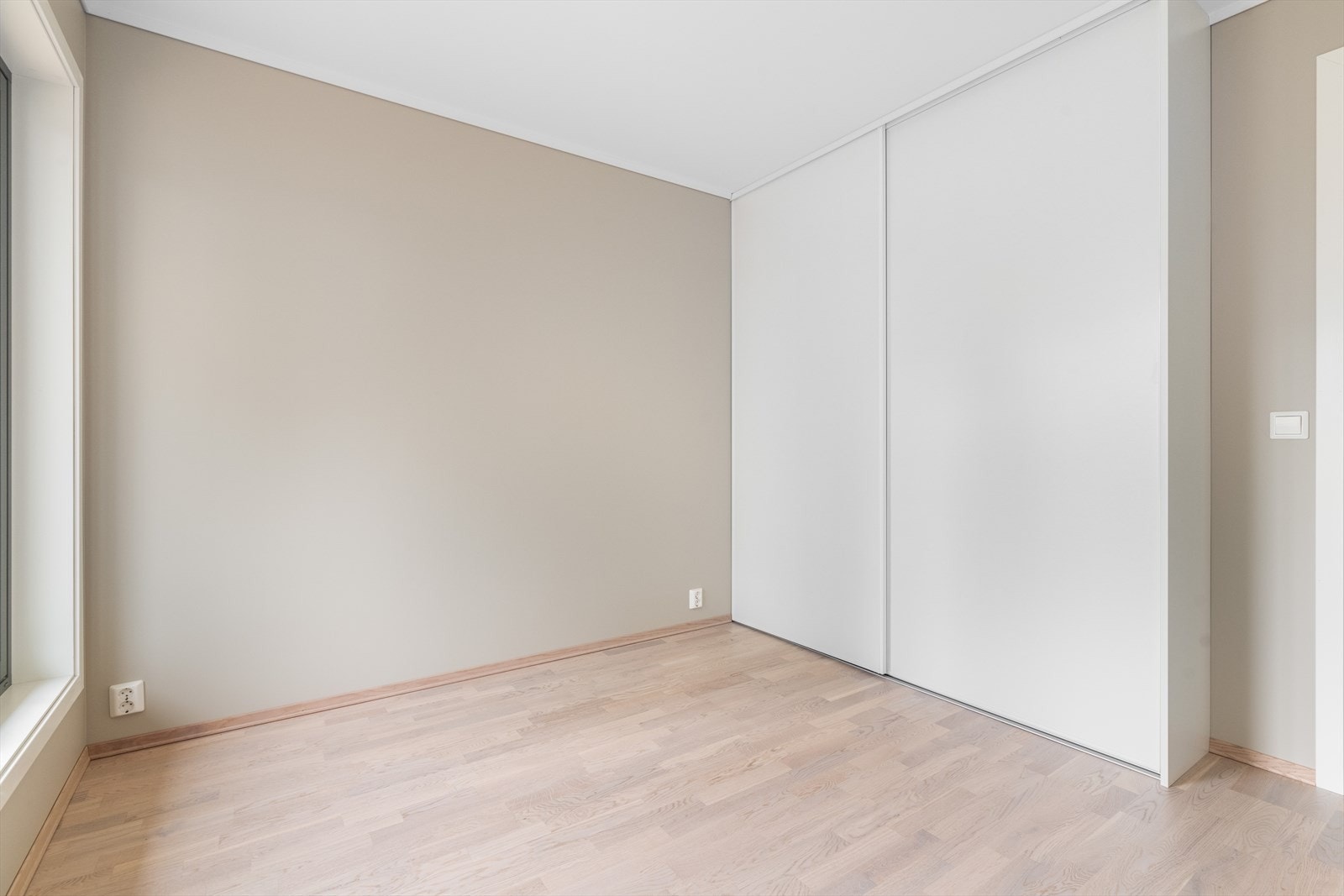 Det ene soverommet leveres med en praktisk skyvedørsgarderobe. Galleribilde