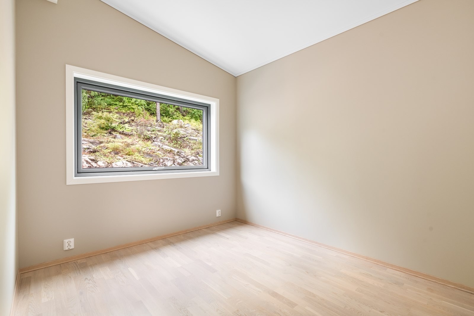 Romslig hovedsoverom innenfor tv-stuen Galleribilde