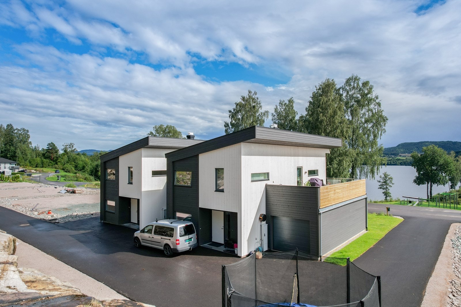 Kjedet eneboliger med solrik beliggenhet og fantastisk utsikt utover Norsjø, som inneholder hele 4 gode soverom, 2 flott bad, luftig stue med åpen kjøkkenløsning og utgang til en stor terrasse. Galleribilde