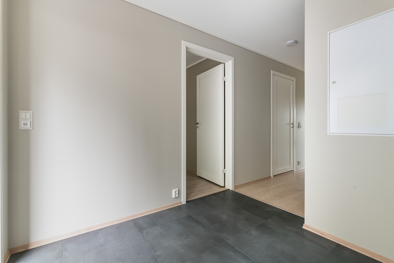 Man kommer inn i en romslig entre med fliser på gulv med varmekabel, en praktisk innvendig bod har man også her. Galleribilde