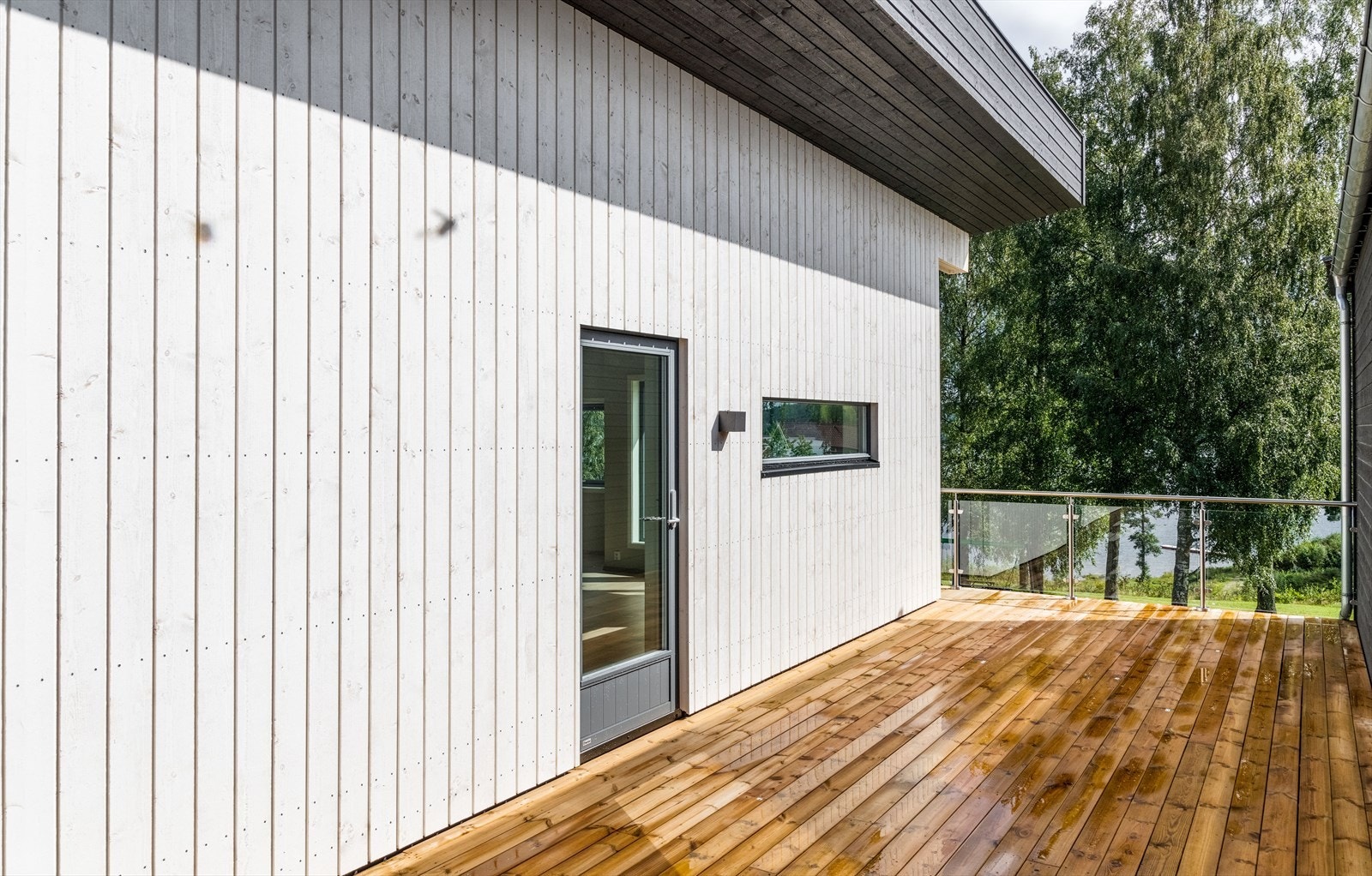 Fra stuen er det utgang til solrik terrasse. Galleribilde