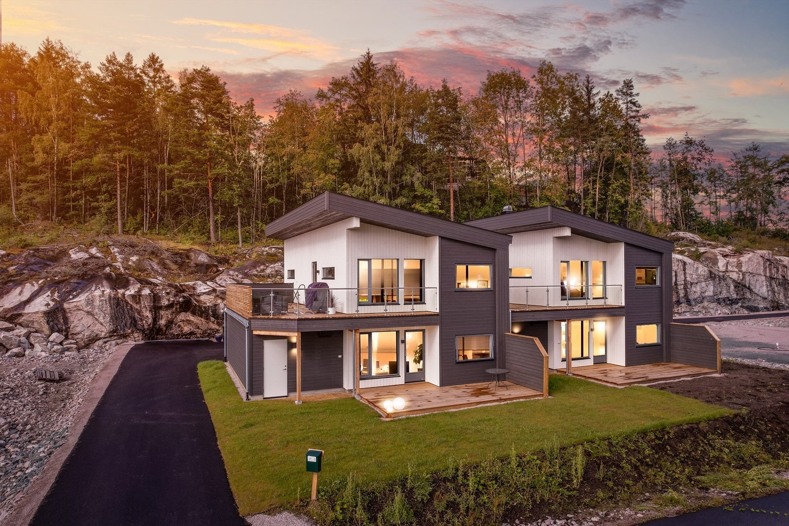 Arkitekten har gitt Kvernodden Terrasse et rent og stilfullt arkitektonisk uttrykk. Bruken av tre og store vindusflater bidrar til et delikat uttrykk. Galleribilde