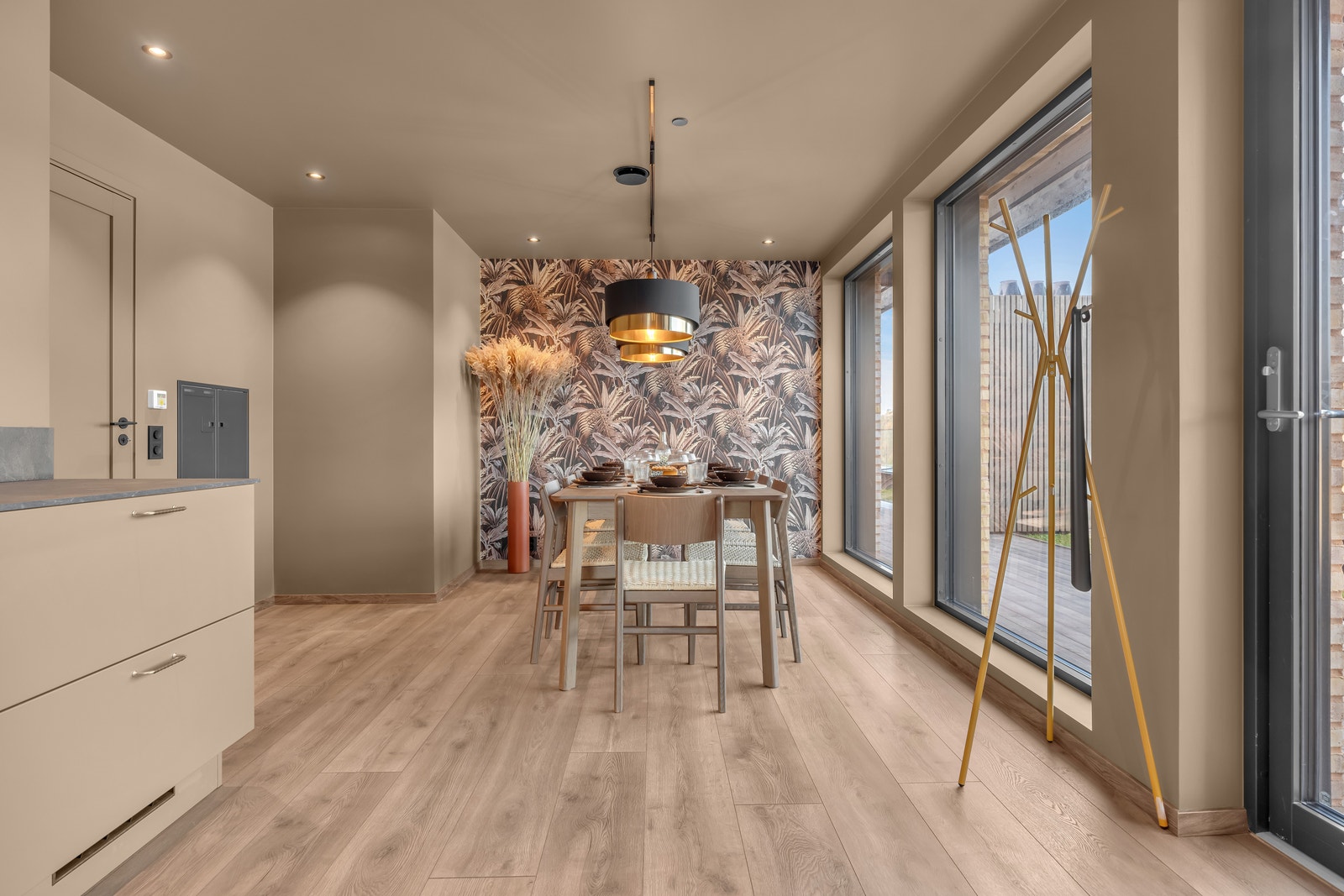 Velutstyrt kjøkken og spiseplass til mange Galleribilde