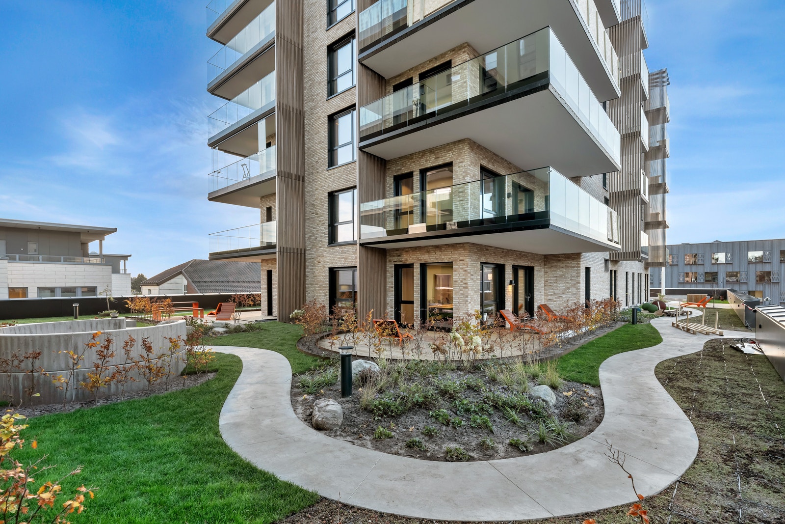 Det bukter seg en sti av heller rundt i hagen Galleribilde