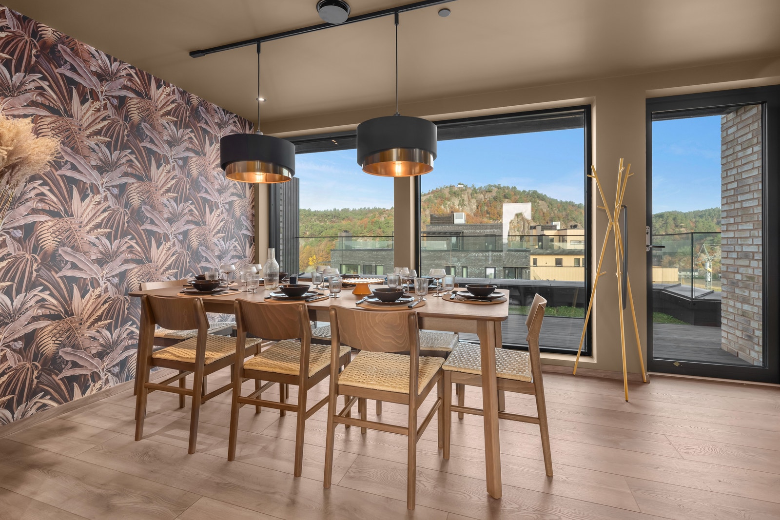 Store vinduer gir godt med lys inn i takstua Galleribilde