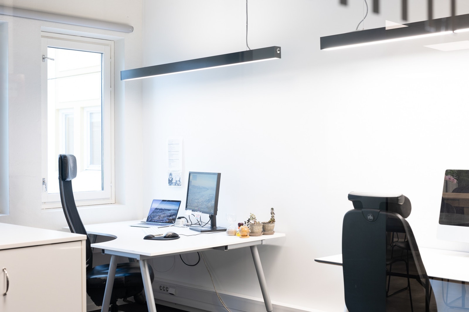 Stort kontor med plass til opptil fire konplasser Galleribilde