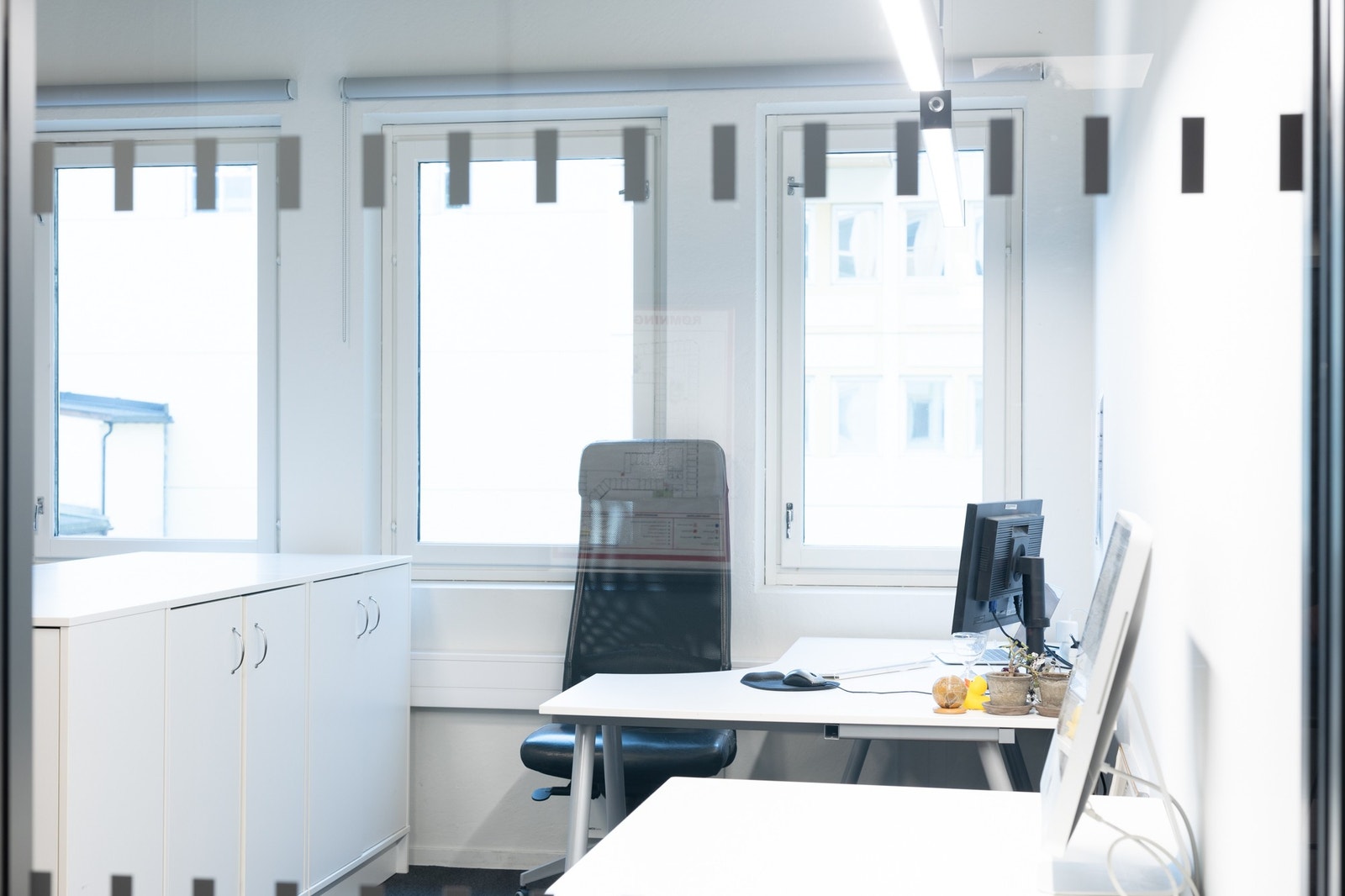 Stort kontor med plass til opptil fire kontorplasser Galleribilde