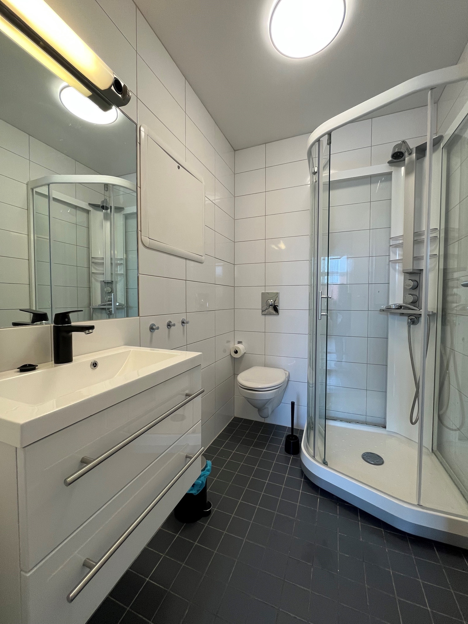 Bad nr 1 i 2 etg med varme i gulv, kvalitets dusjkabinett, WC og vask Galleribilde