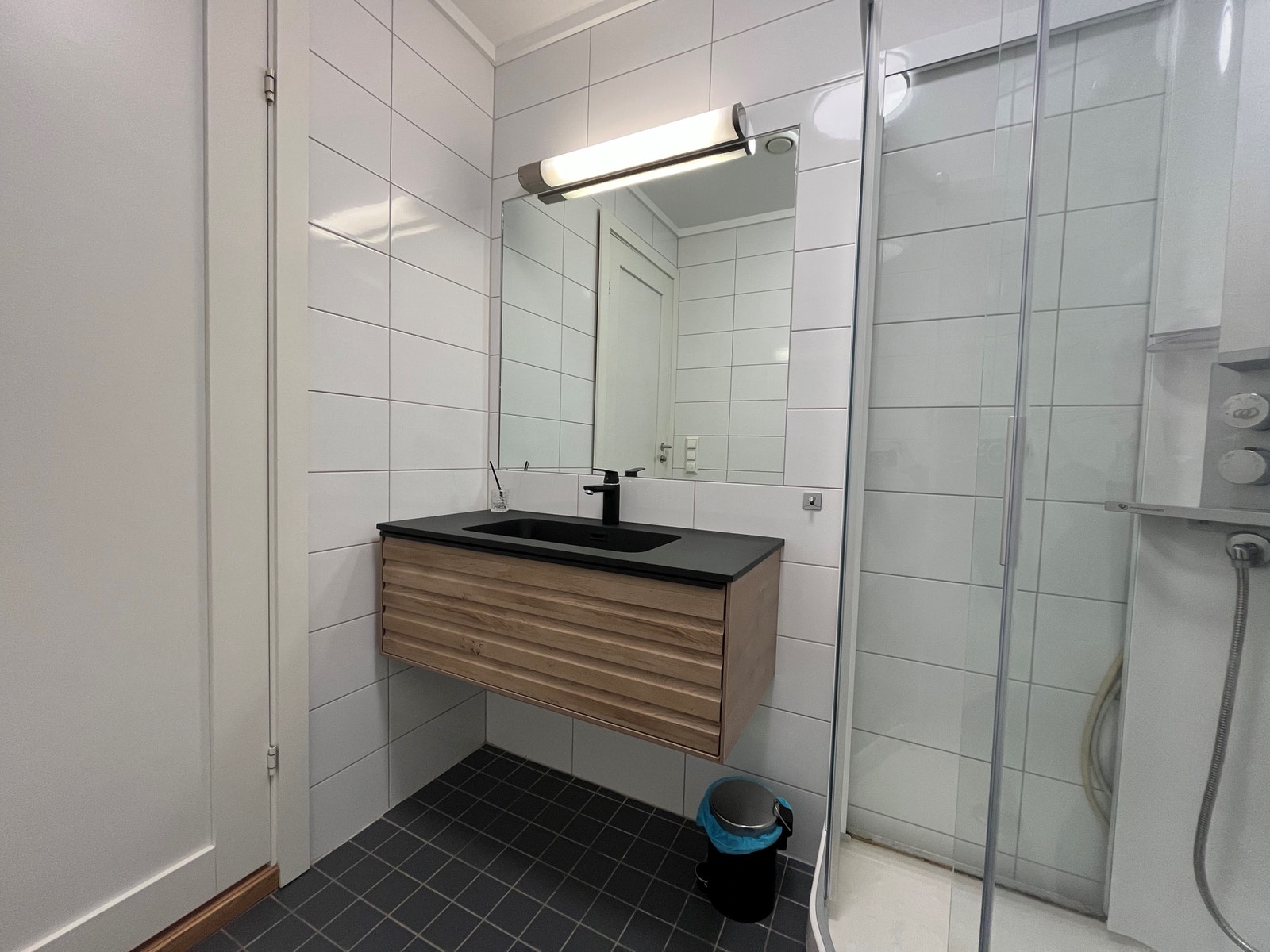 Bad nr 2 i 2 etg med varme i gulv, wc , vask og kvalitets dusjkabinett Galleribilde