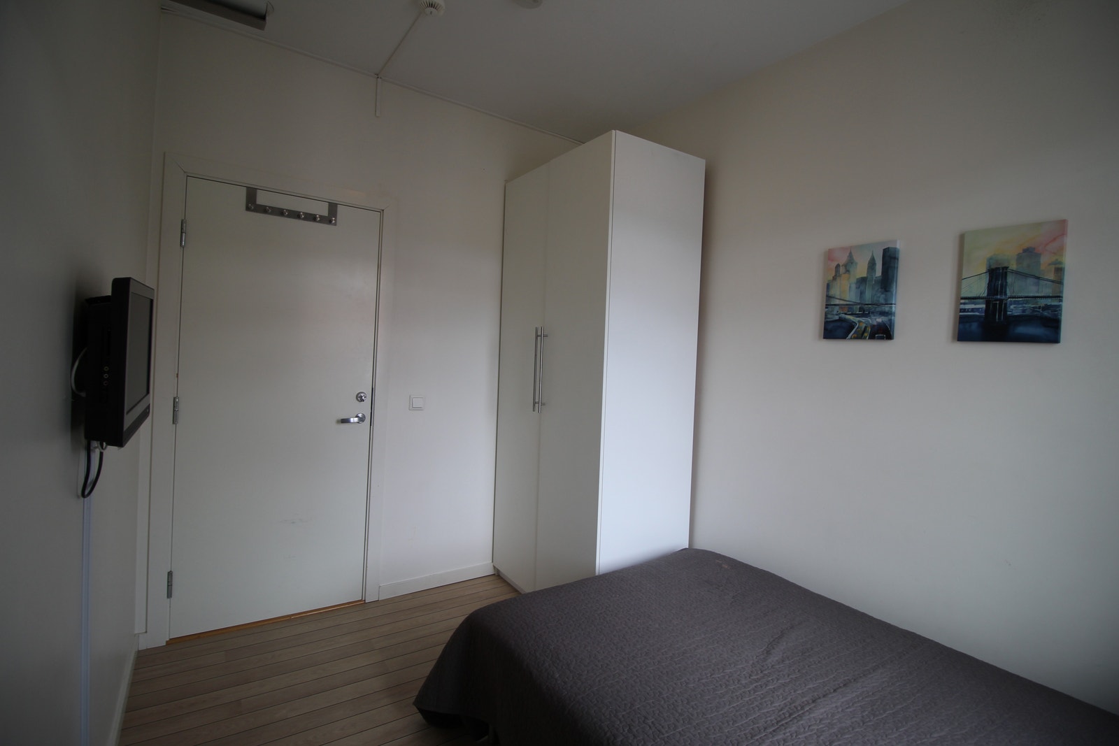 Rom 203 i 2 etg med stort garderobeskap. Balansert ventilasjon med luft inn/ut av rommet hele døgnet Galleribilde