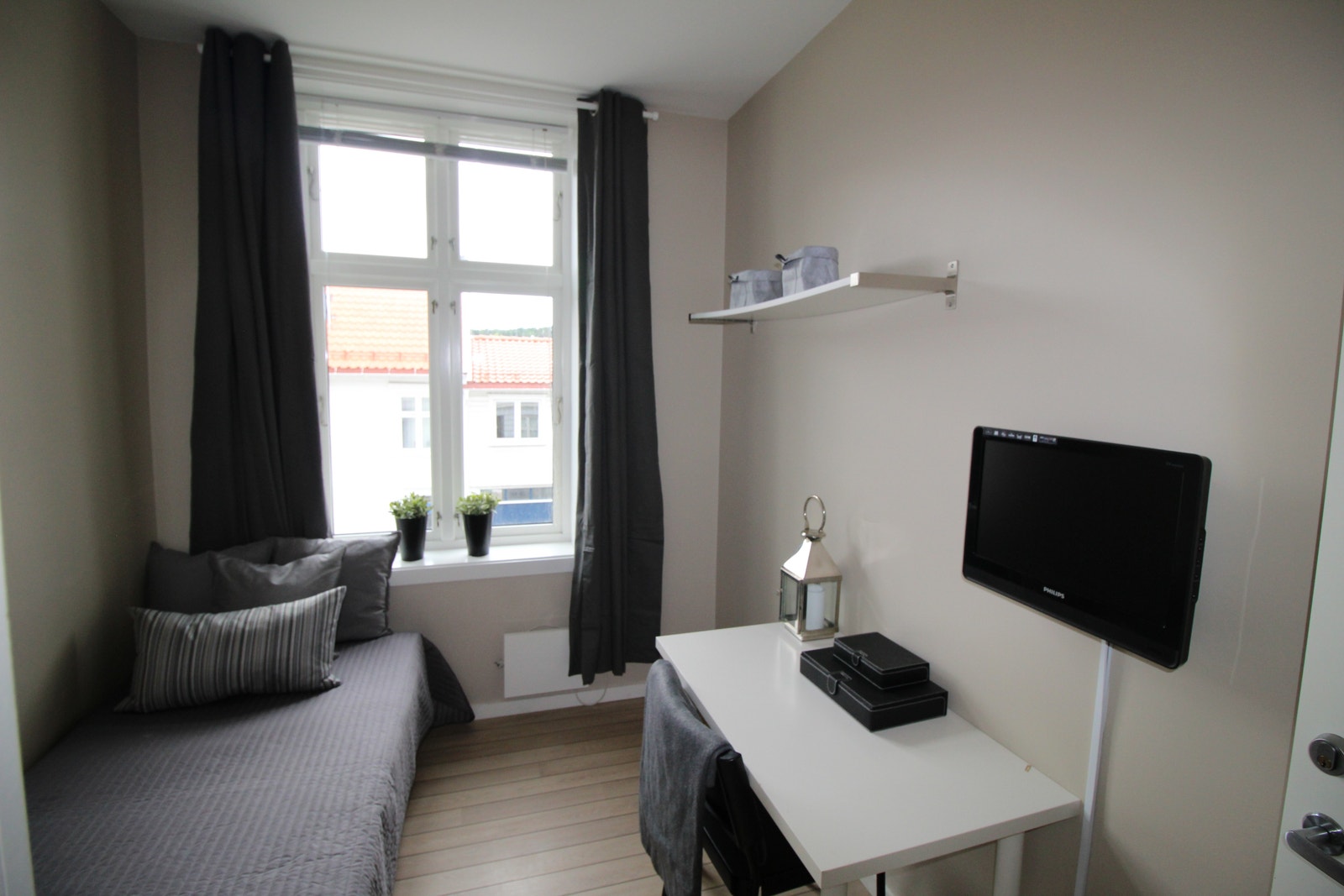 Rom 202 i 2 etg til 4400 kr pr mnd. 120cm seng, hylle på vegg og skrivebord. høyt under taket Galleribilde