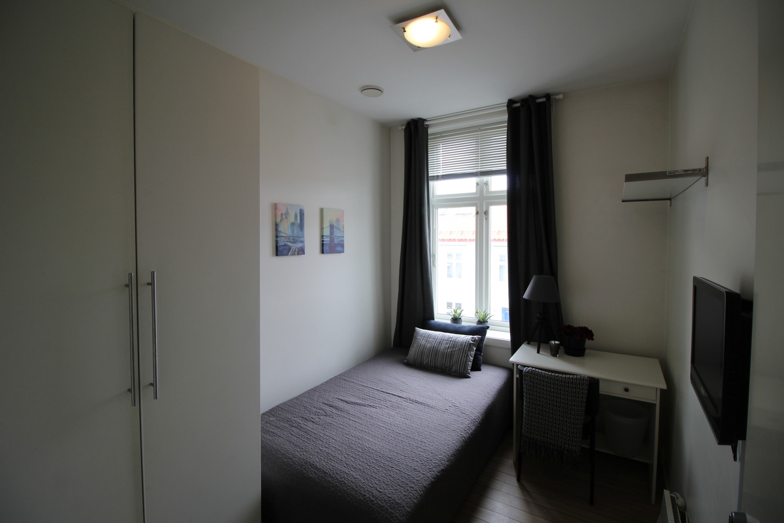 Rom 203 i 2 etg med 120cm seng og skrivebord. Høyt under taket Galleribilde