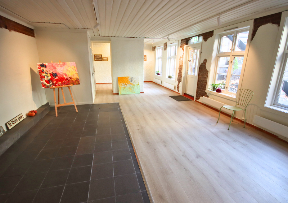 Lyst og sjarmerende rom med utgang til bakgården Galleribilde