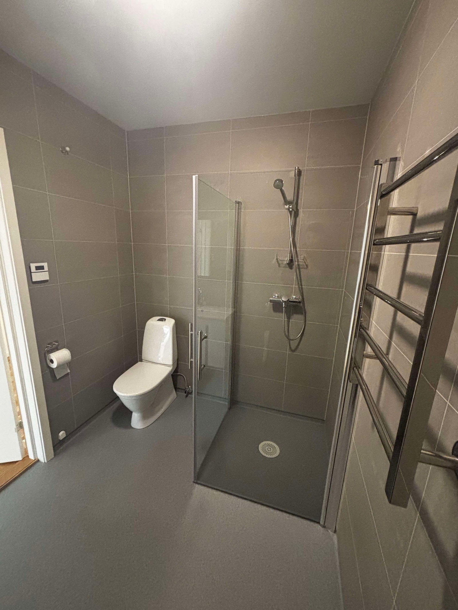 Badet har flislagte vegger og vinyl belegg på gulv. Galleribilde