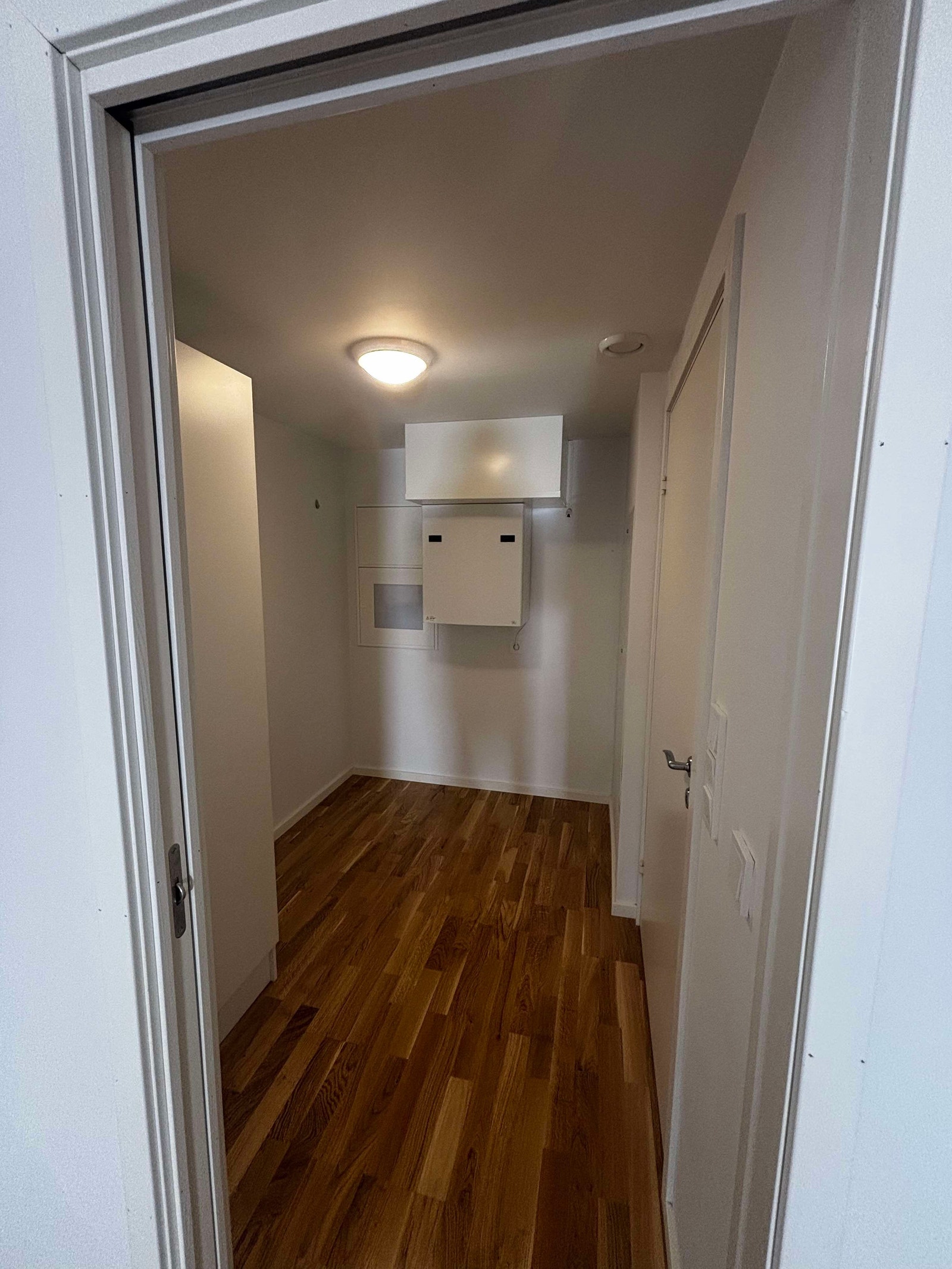 Mellom hovedrommet og badet finner du en praktisk bod/teknisk rom. Galleribilde