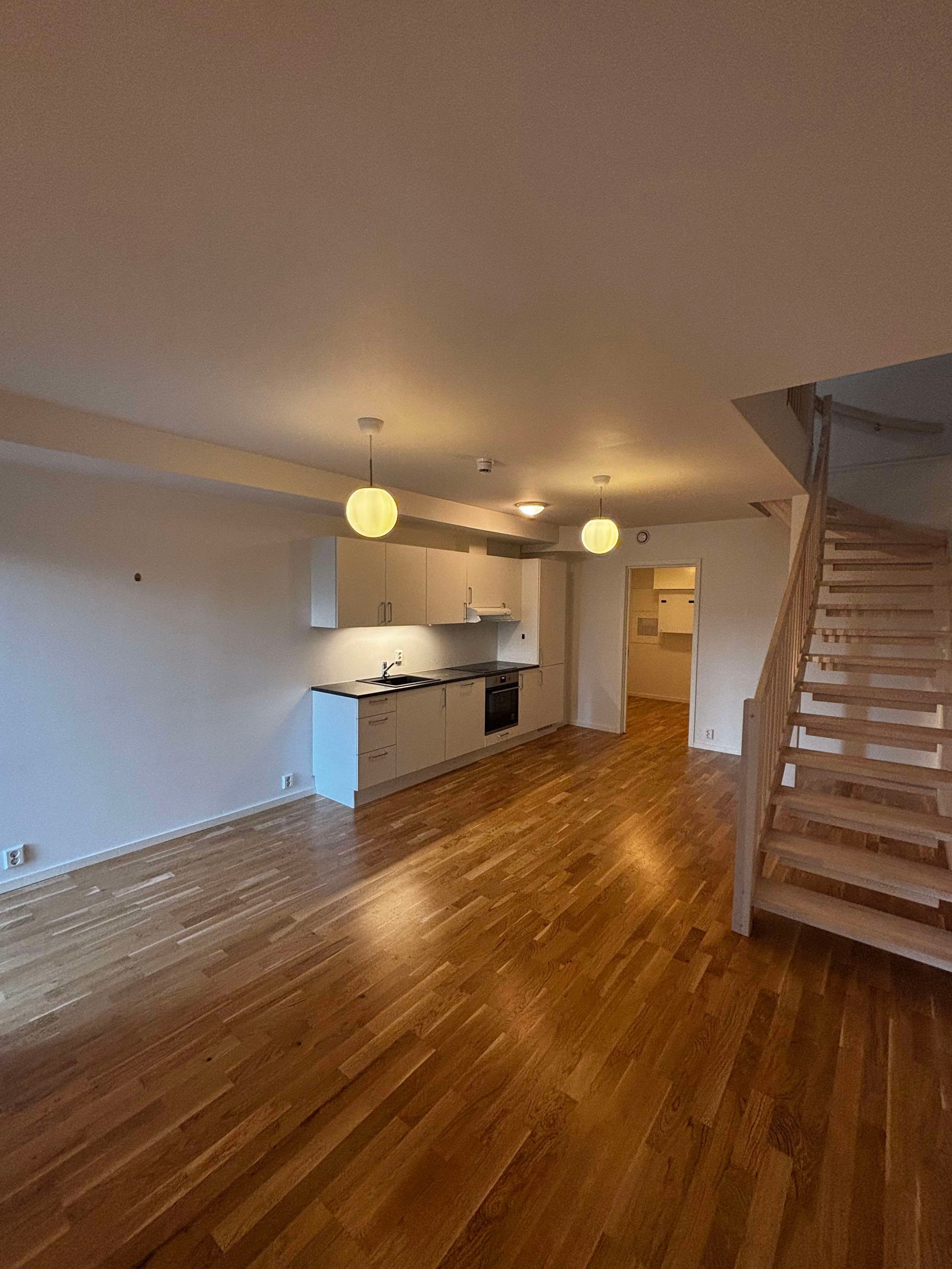 Hovedrommet består av en velfungerende, åpen løsning mellom stue og kjøkken. Galleribilde