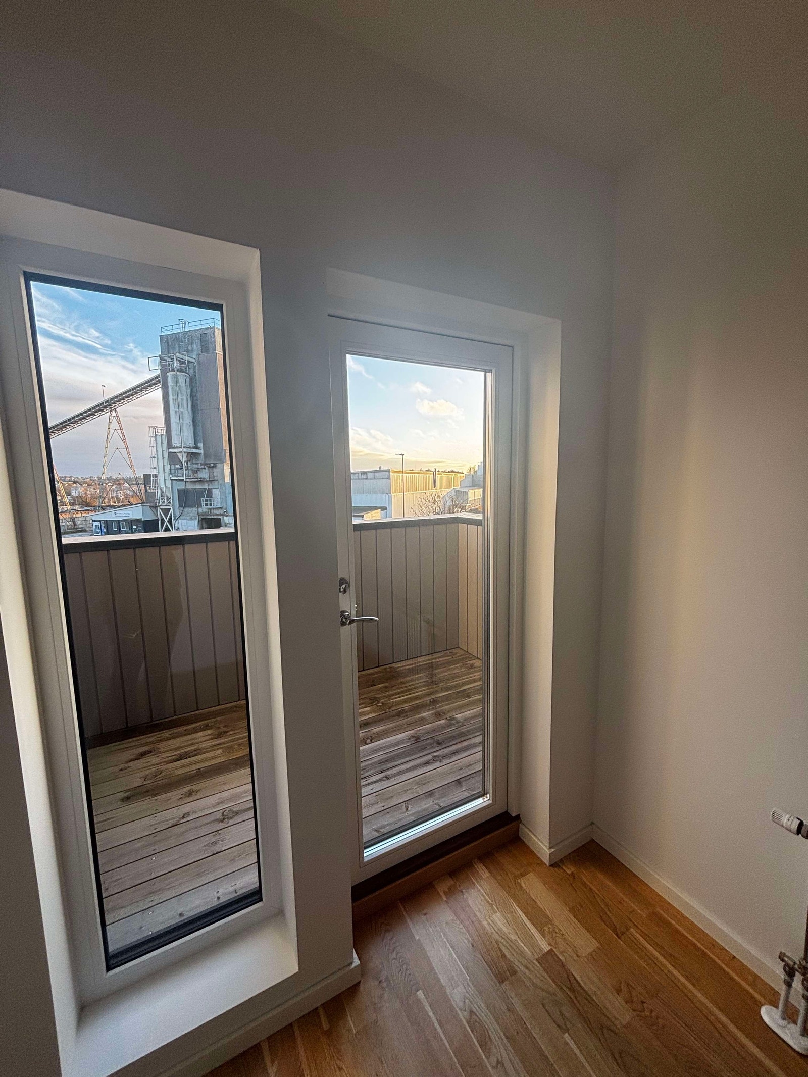 Det et ene soverommet har direkte adkomst til en herlig balkong på 4 kvadratmeter. Galleribilde