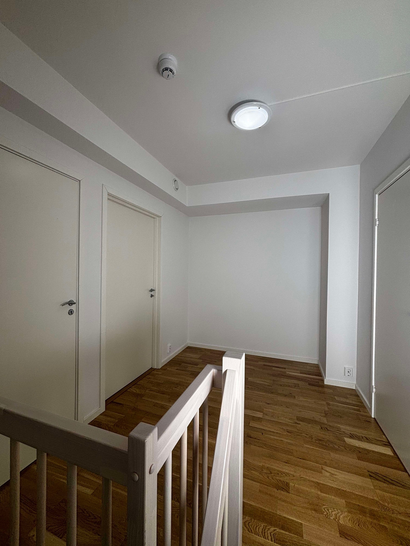 Tar du trappen opp til andre etasje, møtes du av et romslig trapperom. Galleribilde