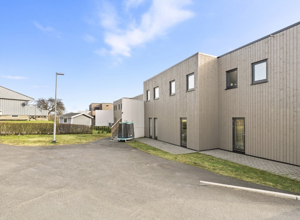 Bakside med egen utgang. Galleribilde