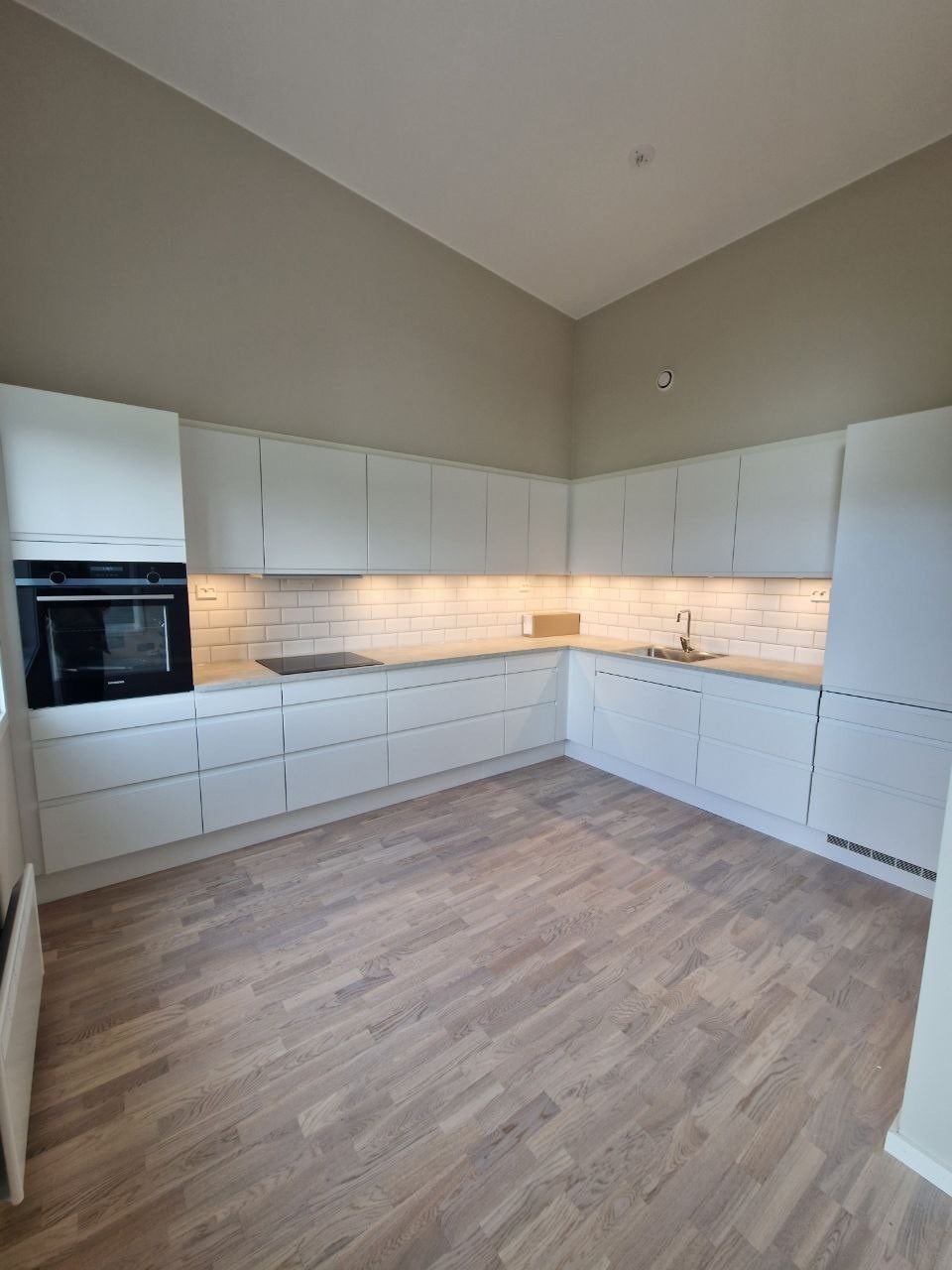 Kjøkken med hvitevarer Galleribilde