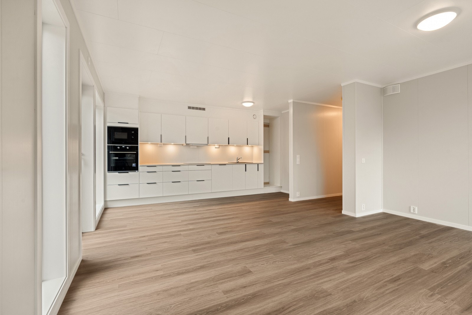 I enden av gangen, kjem du inn i den sosiale delen. Her har du ei åpen stove/kjøkken løysing, med god plass til å innrede med eit spisebord av ønskja storleik. Galleribilde