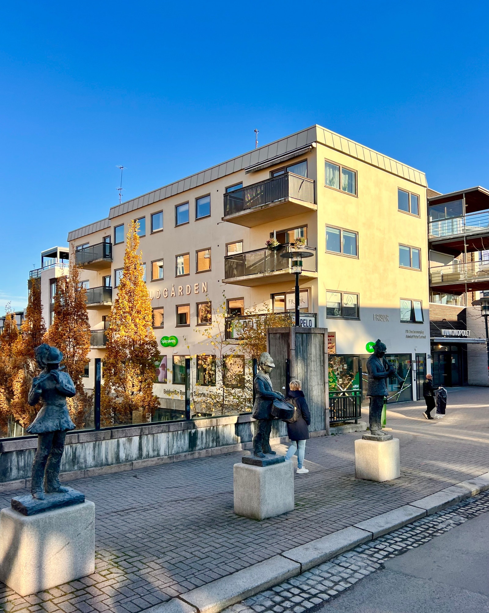 Ruudgården ligger midt på Bekkestua med T-bane, Bekkestua Senter som nærmeste naboer. Galleribilde