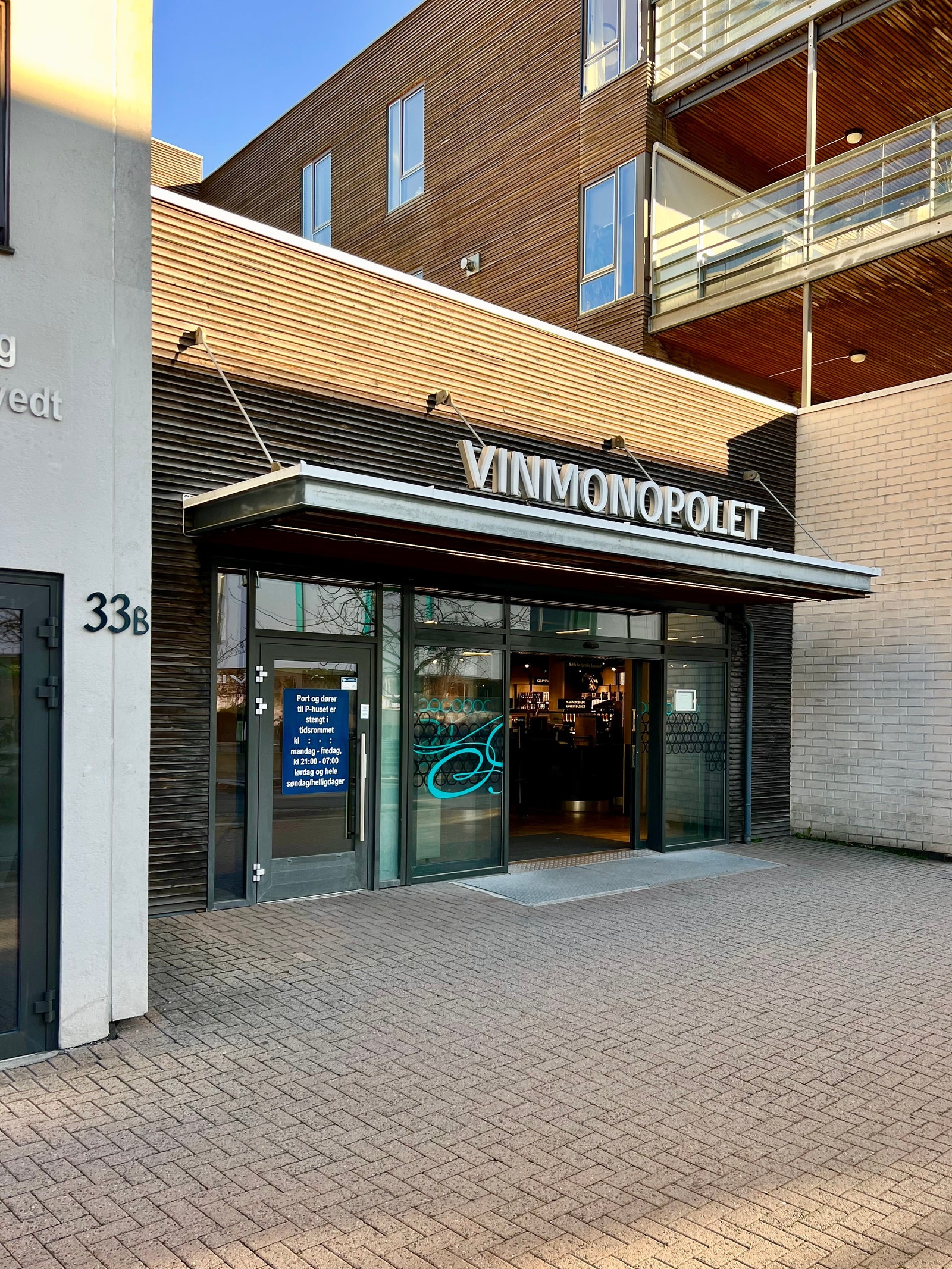 Vinmonopolet ligger i første etasje. Inngang til lokalene i 2. etasje ligger ved siden av Galleribilde