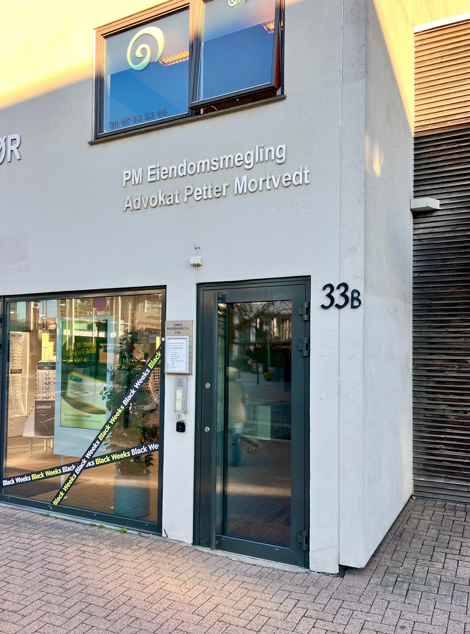 Inngangsparti til kontorene, profileringsmulighet på butikkplan. Galleribilde