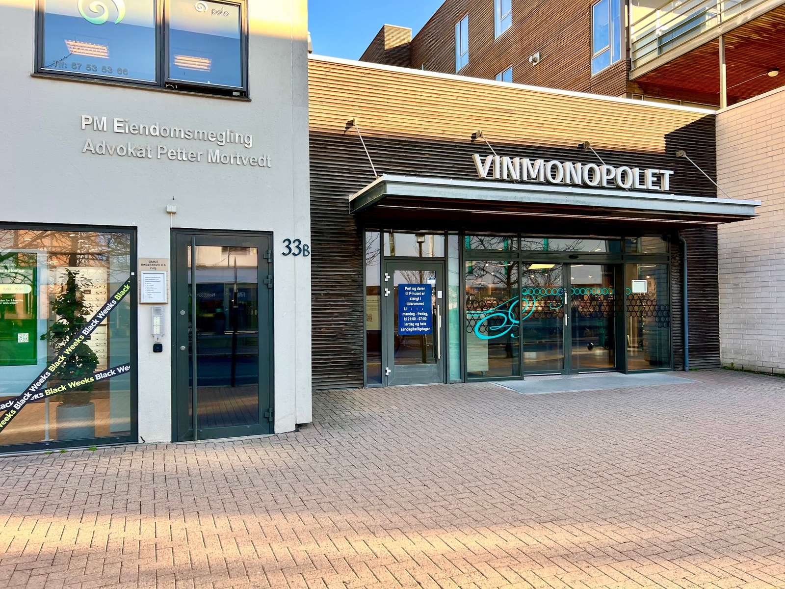 Bredt fortau/torg foran inngangen Galleribilde