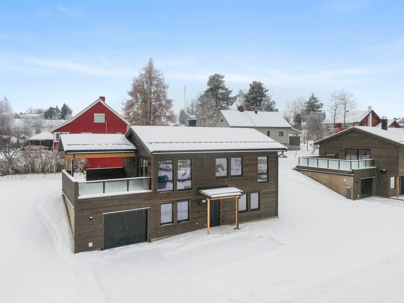Bilde fra tilsvarende prosjekt. Eneboligen for salg har flat tomt. Avvik vil forekomme.