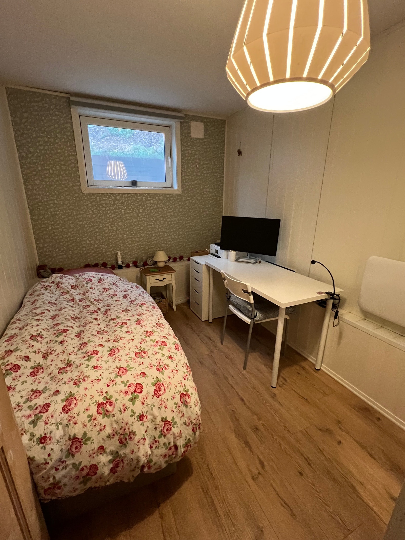 alternativ soverom 1 med enkeltseng og bord/alterantive bedroom 1 with single bed and desk Galleribilde