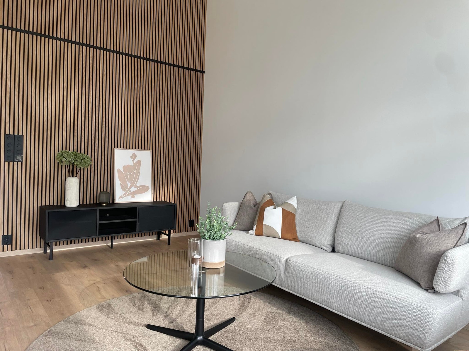 God takhøyde i stue med mye naturlig belsyning. Moderne og stilfull spilevegg. Galleribilde