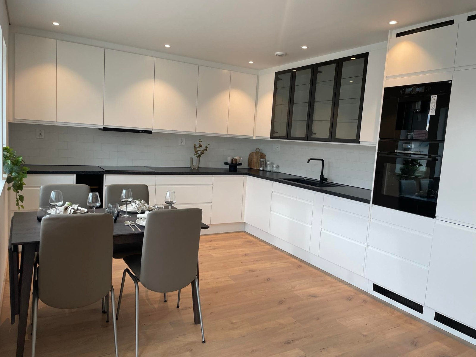 Lyst og moderne kjøkkenløsning fra Epoq med integrerte hvitevarer. Galleribilde