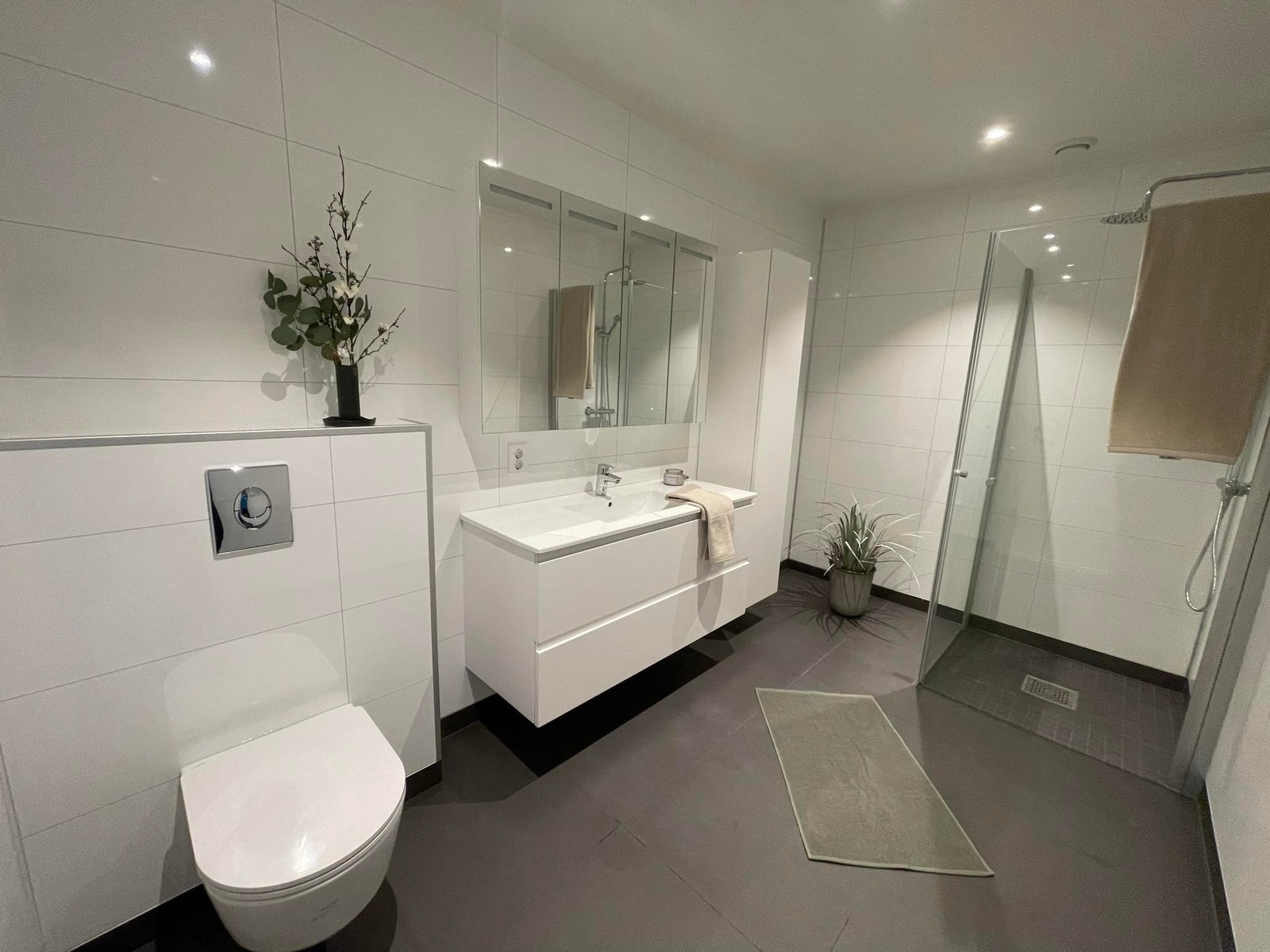 Stort og praktisk baderom. Med baderomsinnredning fra Viking. Galleribilde