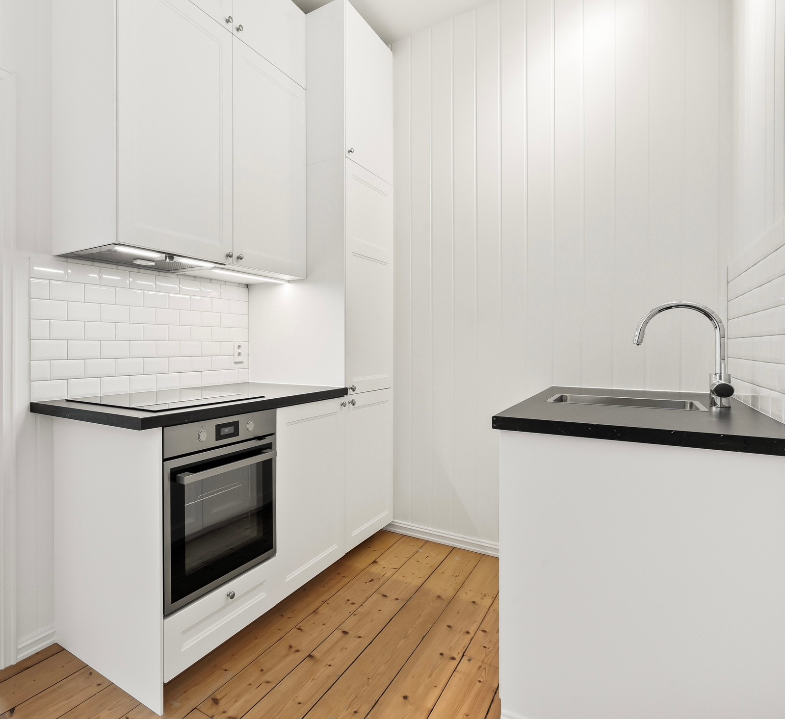 Kjøkken med oppvaskmaskin, vaskemaskin, kombiskap kjøl/frys, mikroovn, Galleribilde