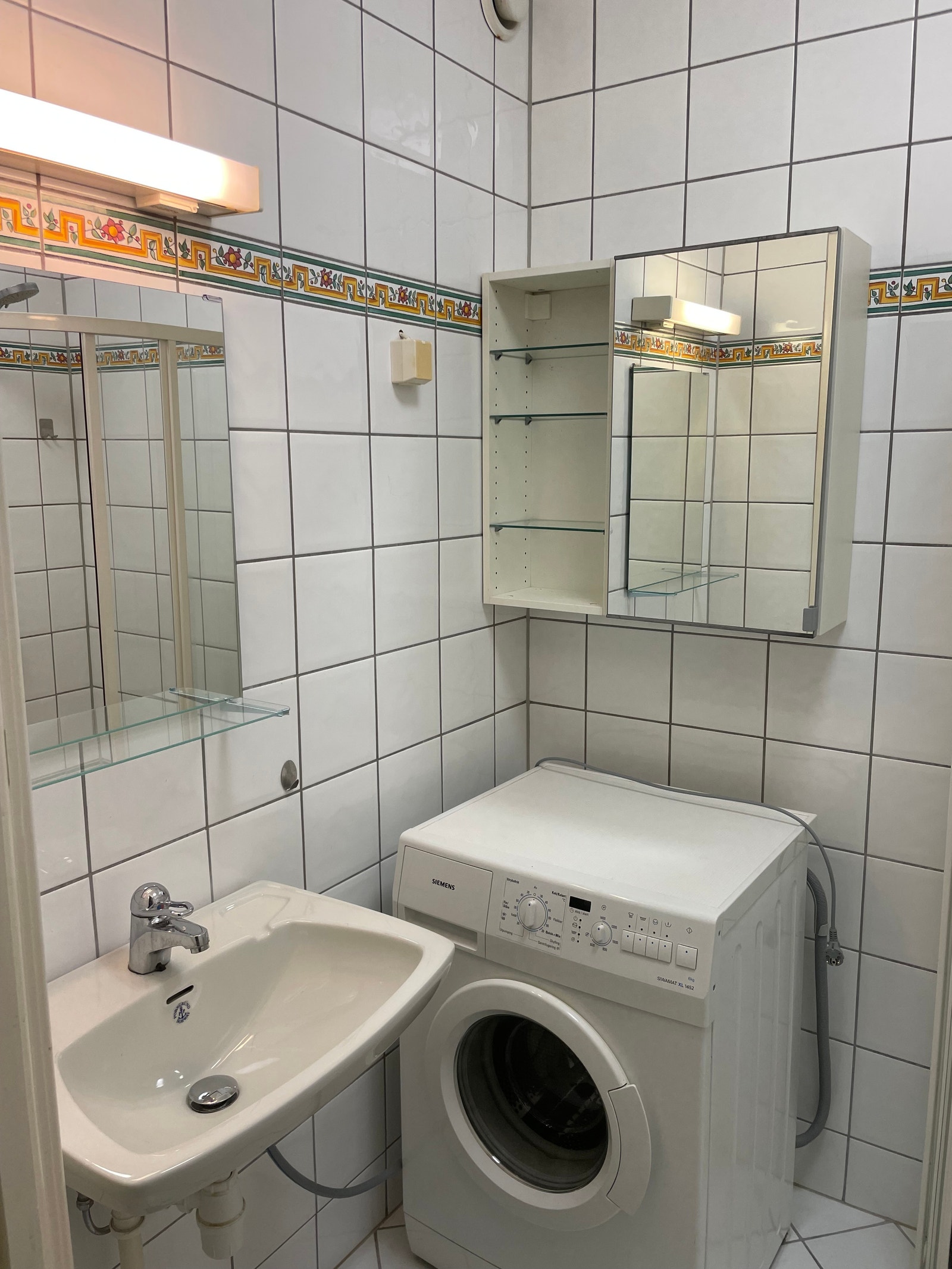 Bad med vaskemaskin Galleribilde